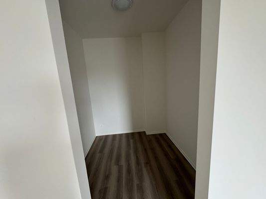 Minimalistischer Ankleideraum