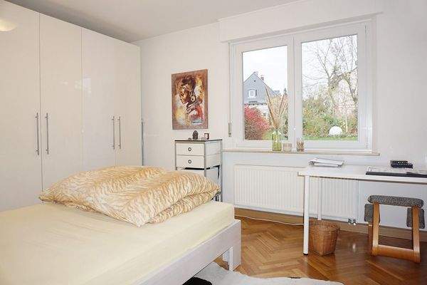 Schlafzimmer mit Blick in den Garten.