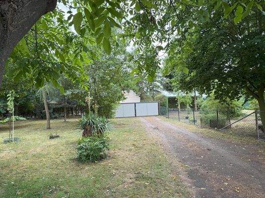 Garten und hintere Zufahrt