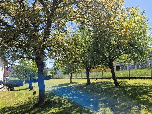 Garten mit Obstbäumen