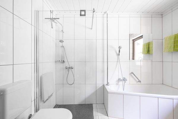 Badezimmer mit Eckbadewanne