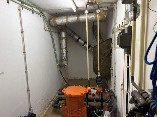 Technikraum Schwimmbad KG