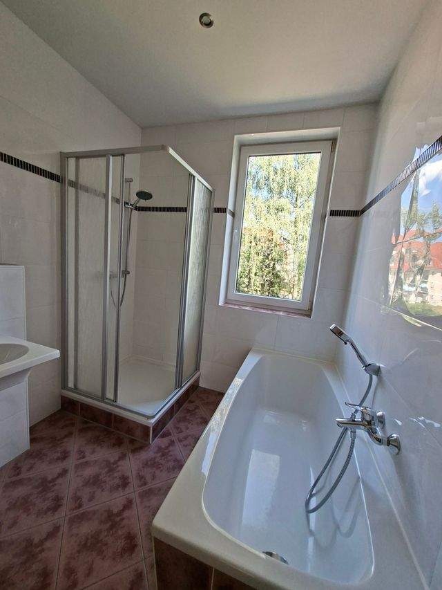 Helle 3 Raum Wohnung mit Balkon, Bad mit Dusche und Wanne ab sofort in Zwickau zu vermieten - Photo 4