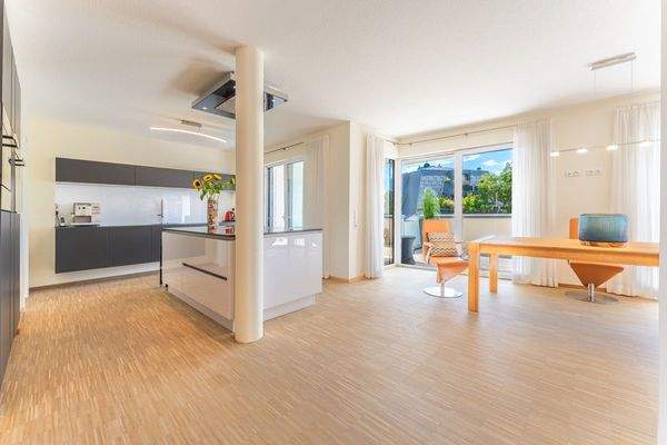 Offene Küche am Essbereich und mit Ausgang zur Terrasse