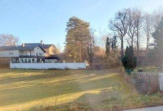 Das Grundstück von der Straße gesehen