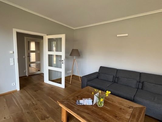 Wohnbereich mit Zugang zur Diele