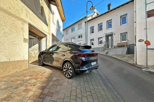  Links zugehörige Scheune mit Garage - Rechts gegenüber Wohnhaus