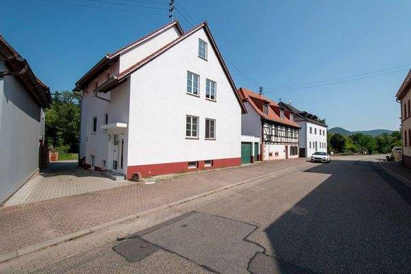 Hausansicht mit Zufahrt zum Außenstellplatz