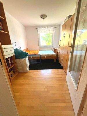 kleineres Zimmer evtl. Büronutzung.jpg