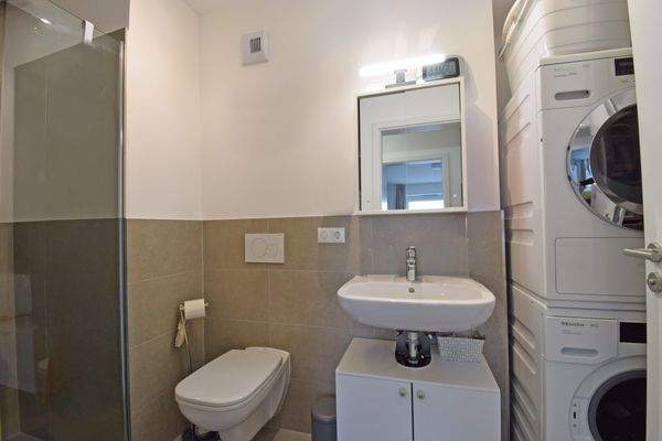 Geräumiges Duschbad