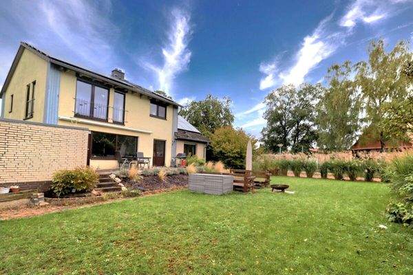 Außenansicht mit Garten