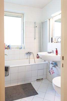 Wannenbad mit Fenster (2).jpg