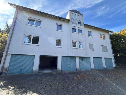 Nordseite mit offenem Garagentor, welche zur Wohnung gehört