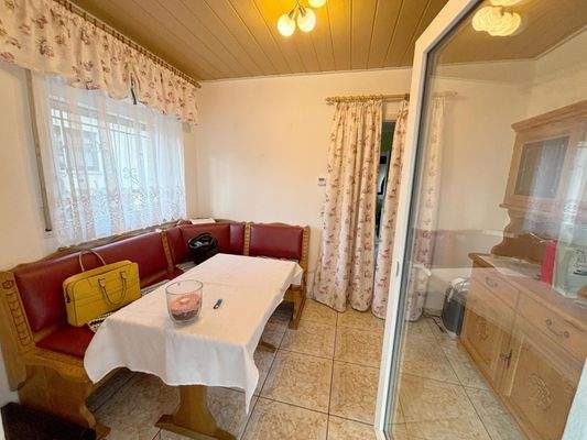 gemütlich zum Wintergarten angrenzendes Esszimmer