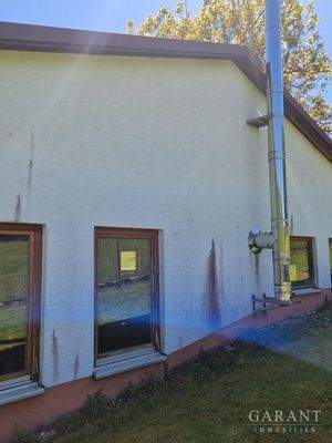 Rückansicht Gerätehalle mit Edelstahlkamin