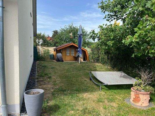 Garten mit Holzhütte