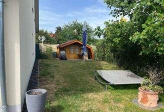 Garten mit Holzhütte