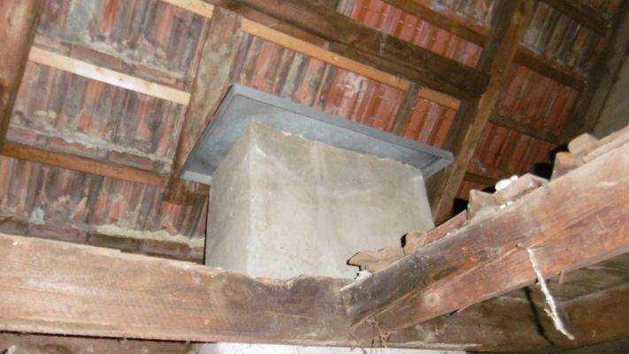 Spitzboden mit stillgelegtem Schornsteinzug