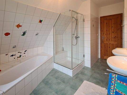 Dusche und Badewanne