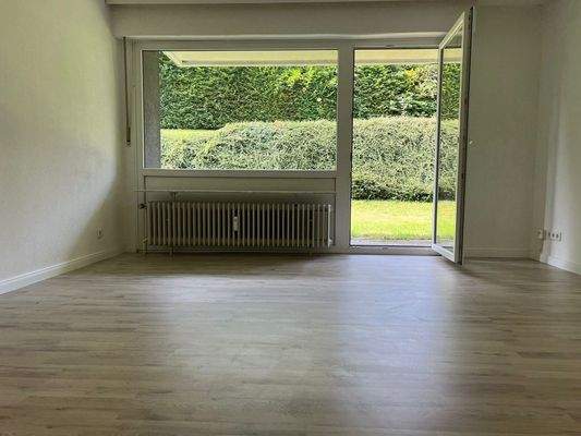 Wohnzimmer mit Zugang zum Garten