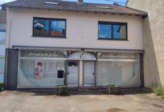 Hausfront mit Park + Stellplätze.jpg