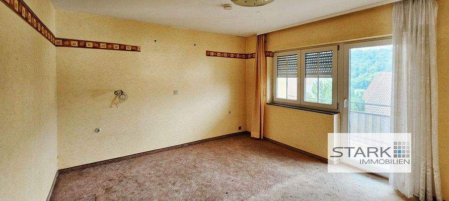 OG Schlafzimmer mit Balkon.jpg