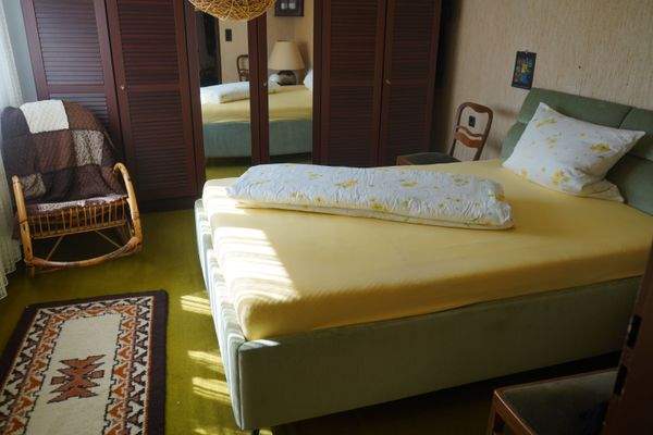 Schlafzimmer mit Ausgang zum Ostbalkon