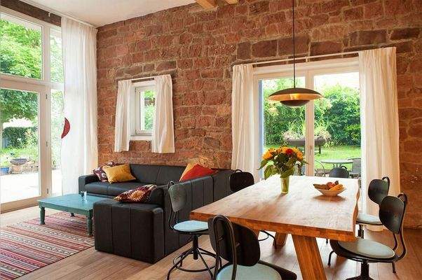 Wohnzimmer mit Panoramafenster und 4 Meter hohen Steinwänden.jpg