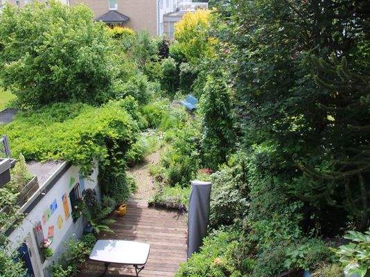 Blick vom Balkon in den Garten 