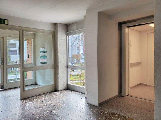 Eingangsbereich mit Aufzug