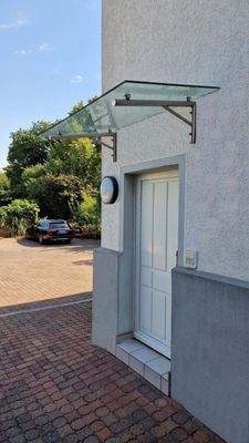 27.)  ..... separates Treppenhaus zur 2 Zi.-Wohnun