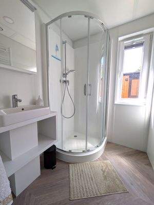 Bad mit Dusche und Waschbecken