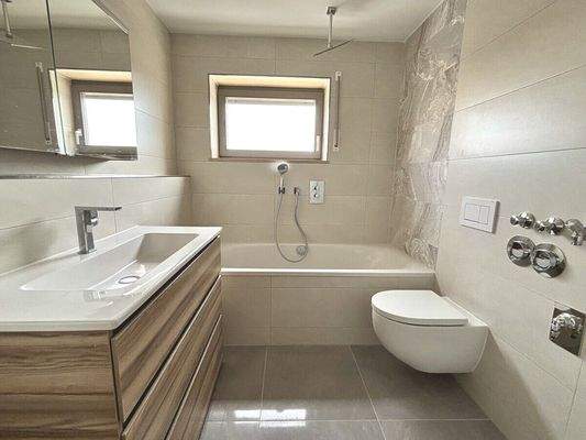 Bad mit Wanne, Fenster und WM-Anschluss