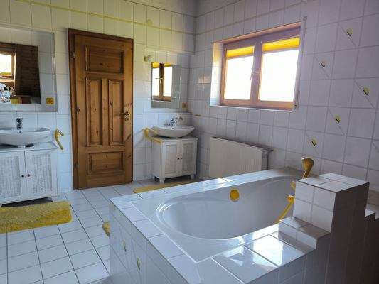 Großes Badezimmer