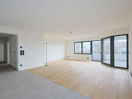 Lichtdurchfluteter Wohn- und Essbereich mit offener Küche