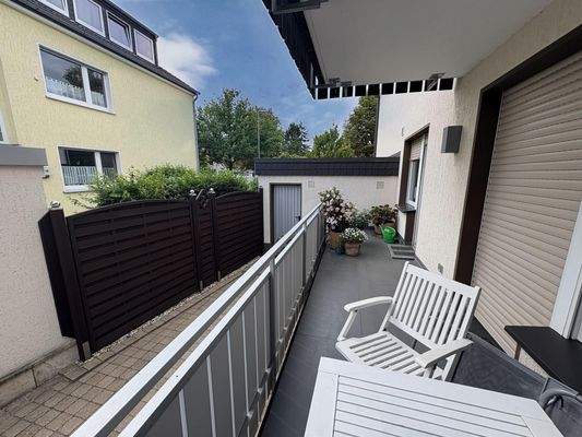 Balkon mit Garten- und Garagenzugang