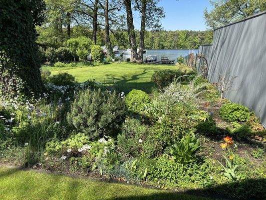 Blick von der Terrasse zum See