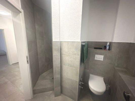 Modernes Bad mit Dusche