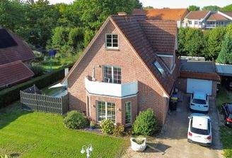 Das Haus liegt eingebettet in einer ruhigen Straße