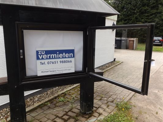 Schaukasten mit geöffnetem Fenster 