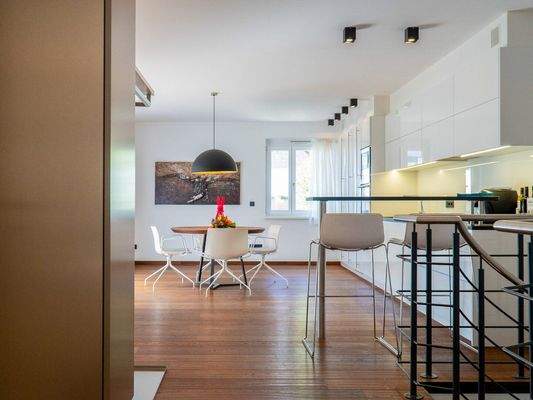 Küche mit Frühstücksbar