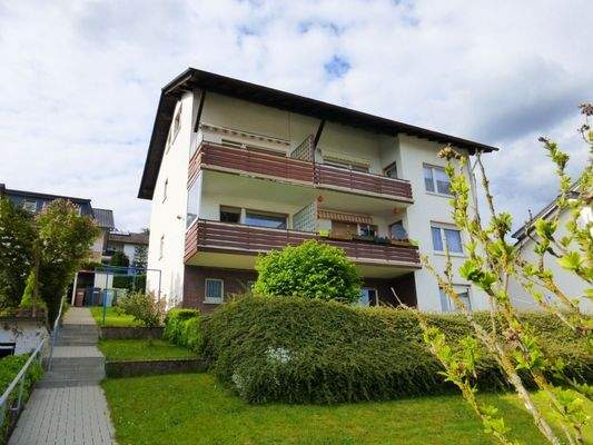 Blick vom Carport zum Haus