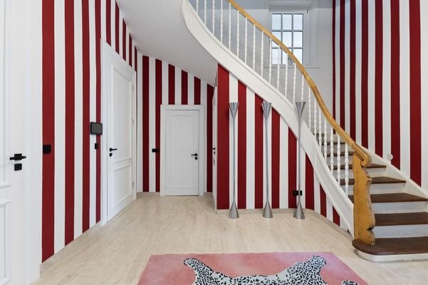 Repräsentativer Eingangsbereich mit eleganter Holztreppe