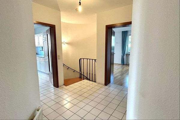 Flur mit Treppe ins Souterrain