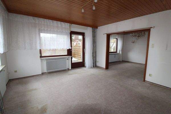 8 - Wohnzimmer mit Zugang zur Terrasse