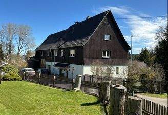 Hofansicht mit Garten links und rechts vom Haus