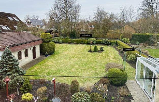 Grundstück in 2ter Reihe – Linke Garage wird entfernt – Rechts an Wintergarten angrenzend