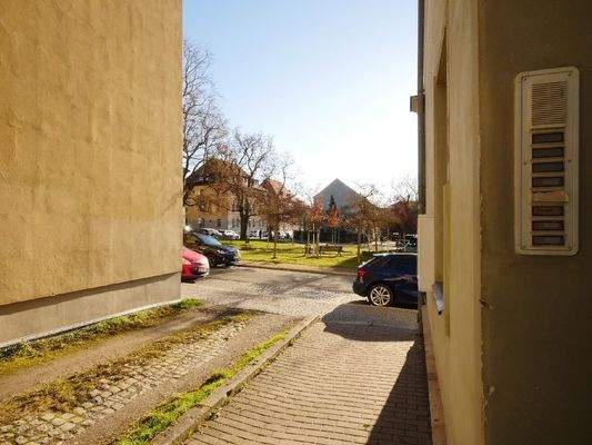  ZUWEGUNG vor dem Haus