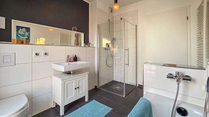 OG Badezimmer - Modernes Tageslichtbad mit Badewanne und Dusche