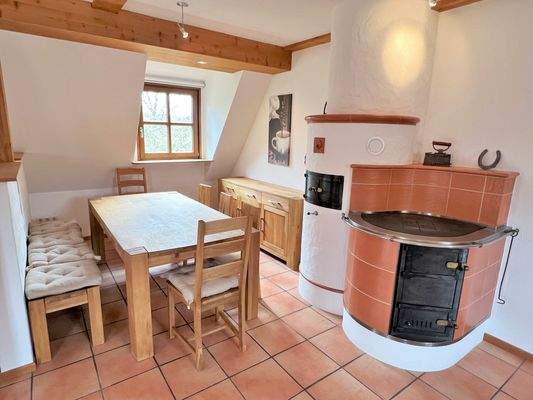 Gemütlicher Sitzplatz bei Holzherd und Ofen